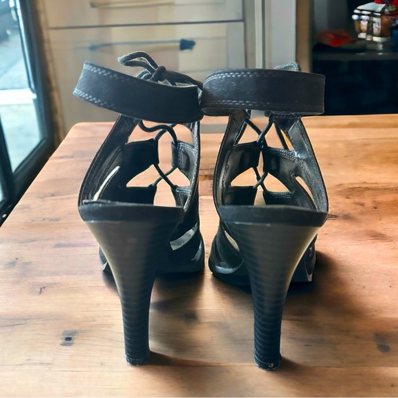 Simply Vera Wing Lace-Up Sviman Black Suede Heels. Like New. - Picture 3 of 4